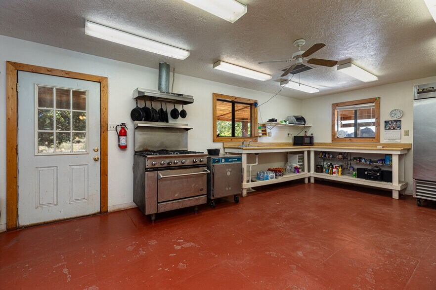 More Photos Of 2040 Long Rd Cyn, Kanab Freestanding For Sale