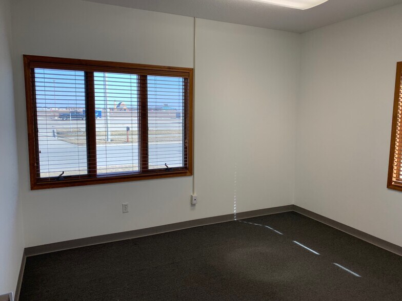 More Photos Of 1014 Ekstam Dr, Bloomington Office For Lease