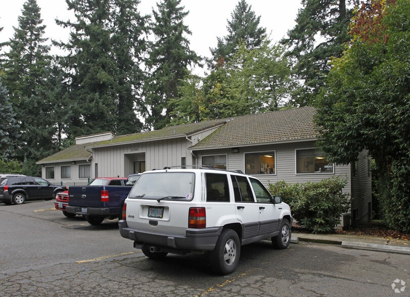 More Photos Of 2700 SE Harrison St, Milwaukie Office For Sale
