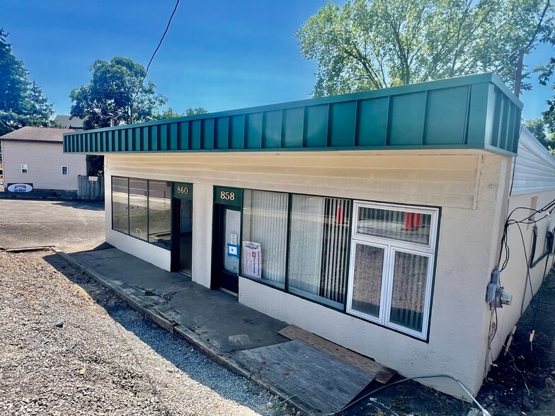 More Photos Of 858 Street Rd, Southampton General Retail For Lease
