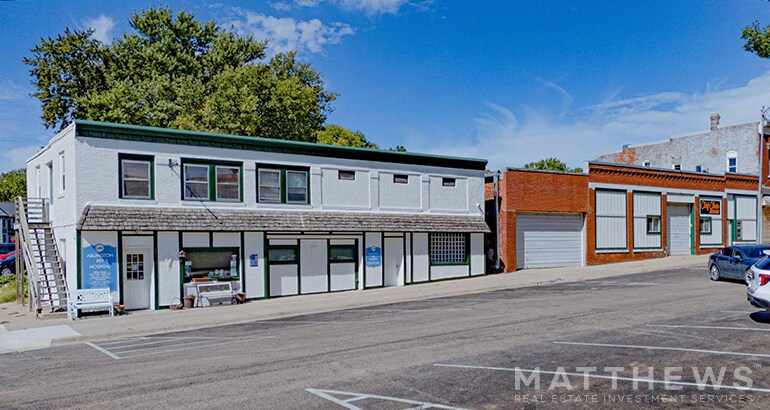 More Photos Of 225 N 3rd St, Arlington Veterinarian Kennel For Sale