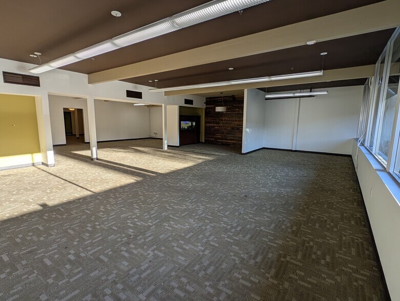 More Photos Of 2950-2952 NW Yeon, Portland Warehouse For Lease