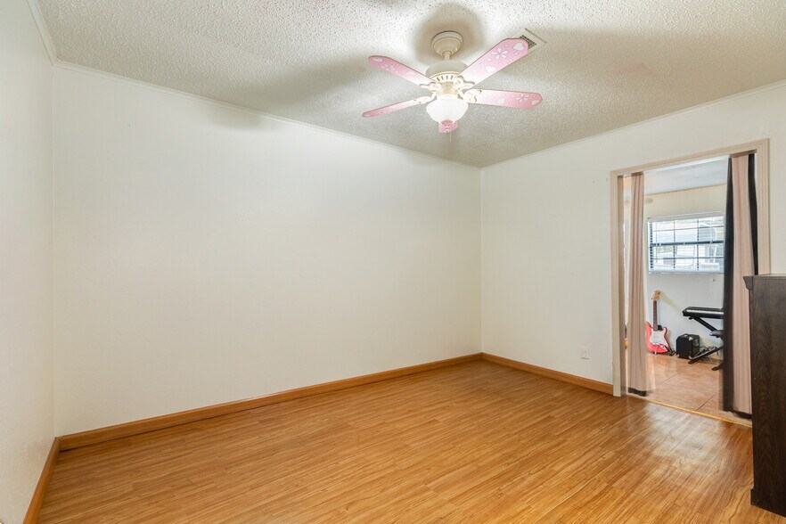 More Photos Of 2230 Nancy St, Alvin Specialty For Sale