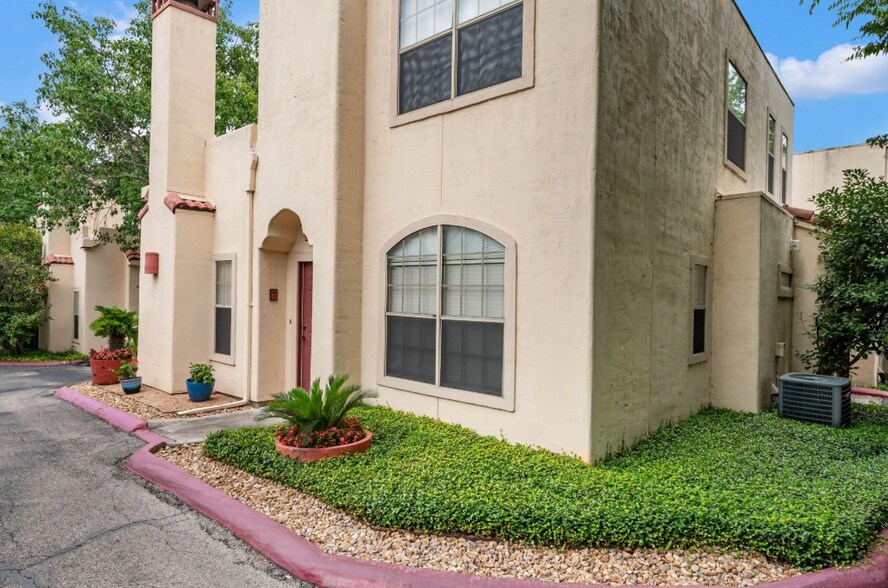 More Photos Of 207 Grandview Pl, San Antonio Apartments For Sale