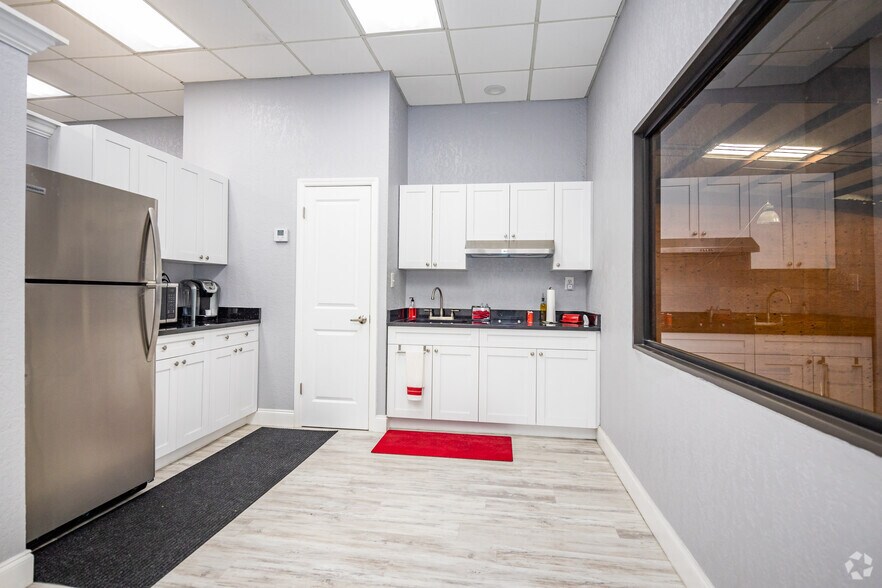 More Photos Of 7004 E Broadway Ave, Tampa Warehouse For Lease