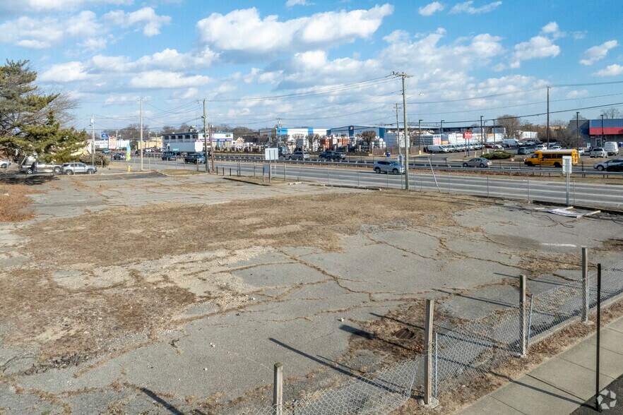 More Photos Of 240 E Sunrise Hwy, Lindenhurst Land For Lease