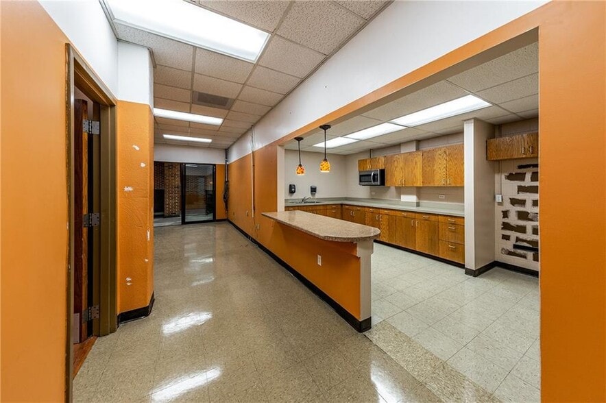 More Photos Of 315 S 6th St, Saint Joseph Sports And Entertainment For Lease