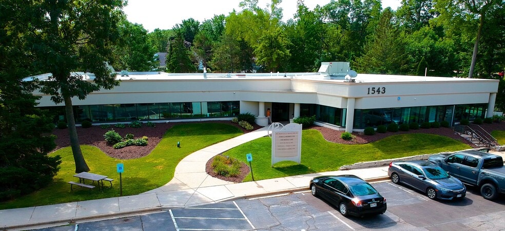 More Photos Of 1525-1551 Park Pl, Ashwaubenon Medical For Lease