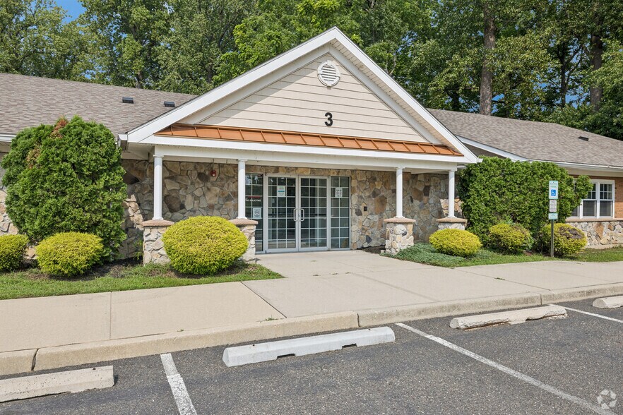 More Photos Of 190 N Evergreen Ave, Woodbury Office For Sale
