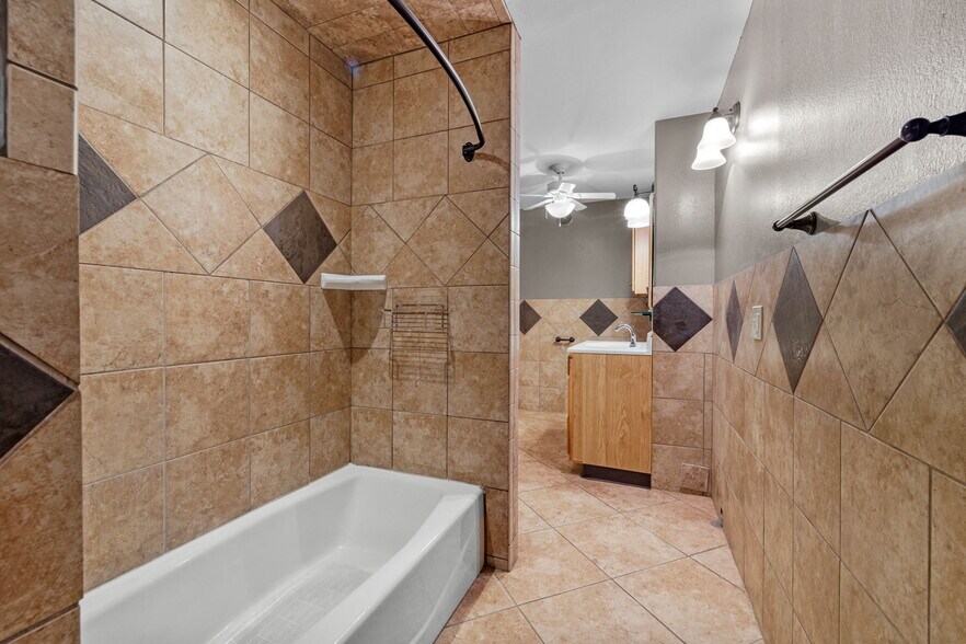 More Photos Of 7648 Broadview Dr, Houston Apartments For Sale