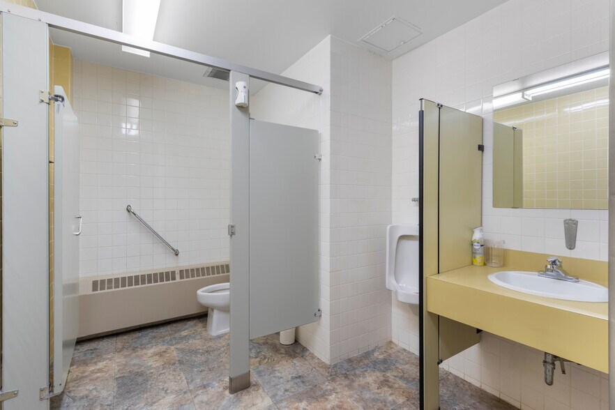 More Photos Of 5516 Industrial Rd, Rocky Rapids Office For Lease