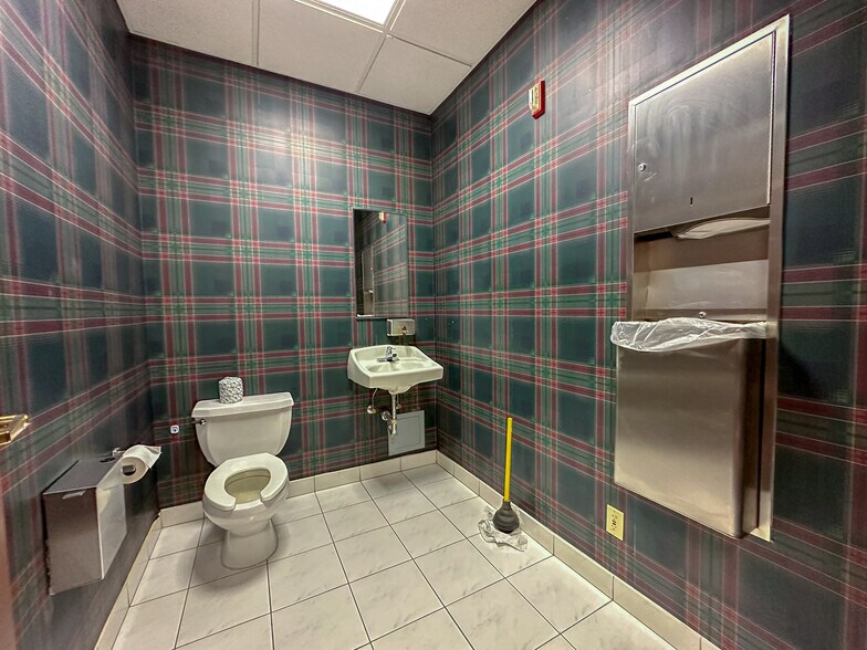 More Photos Of 200 S 6th St, Springfield Office For Lease