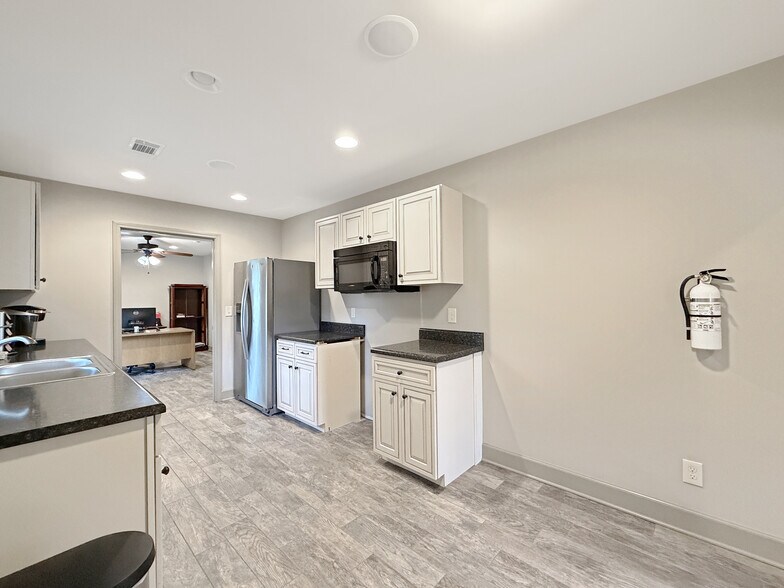 More Photos Of 816 21st Ave E, Tuscaloosa Industrial For Lease