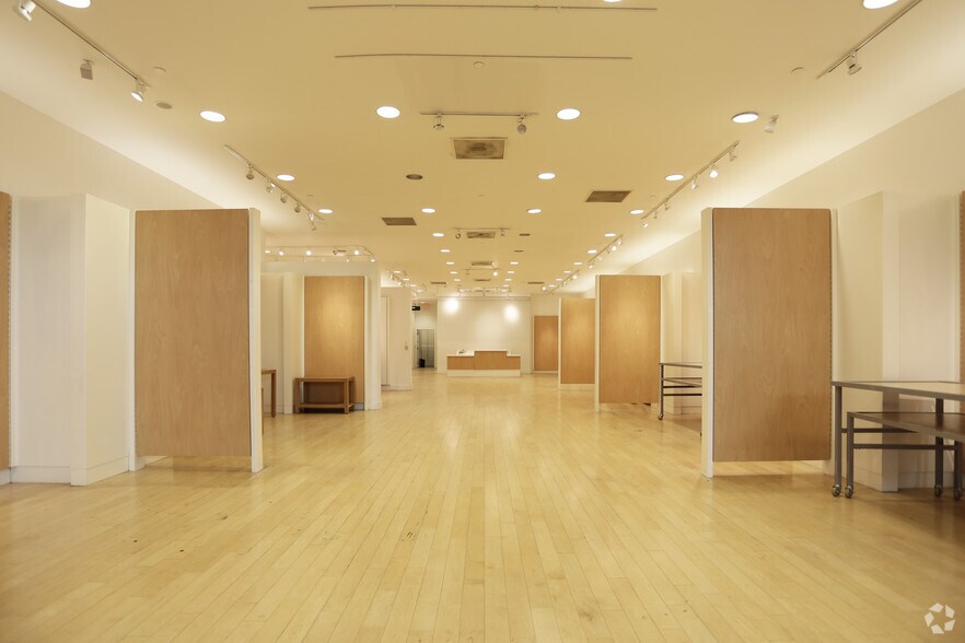 More Photos Of 5505-5688 S Harvey St, Muskegon Department Store For Lease