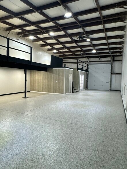More Photos Of 517 N Lake Ave, Twin Lakes Showroom For Lease