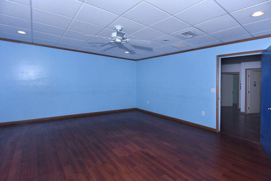 More Photos Of 7120-7122 Topanga Canyon Blvd, Canoga Park Office For Sale