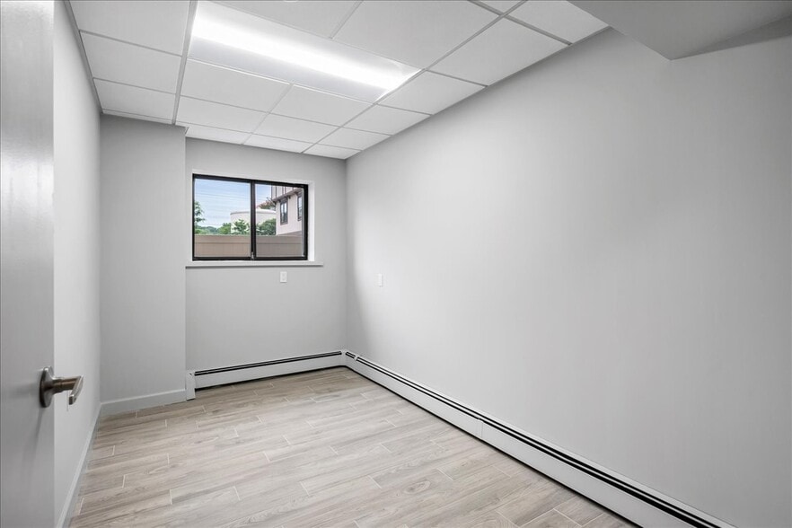 More Photos Of 2039 Palmer Ave, Larchmont Medical For Lease