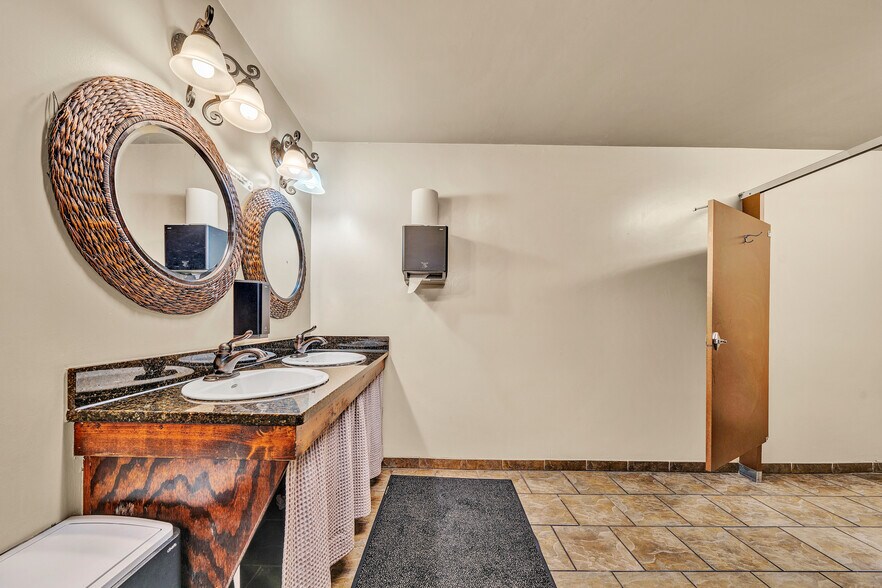 More Photos Of 1041 Harbour Inn Ln, Moneta Restaurant For Sale