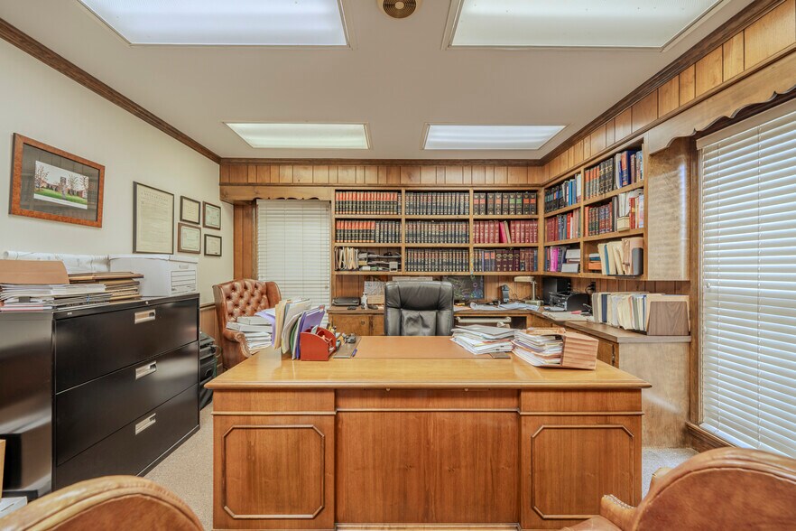 More Photos Of 40 W Main St, Savannah Office For Sale