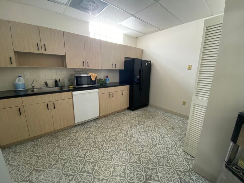 More Photos Of 215-235 S 21st Ave, Hollywood Office For Lease