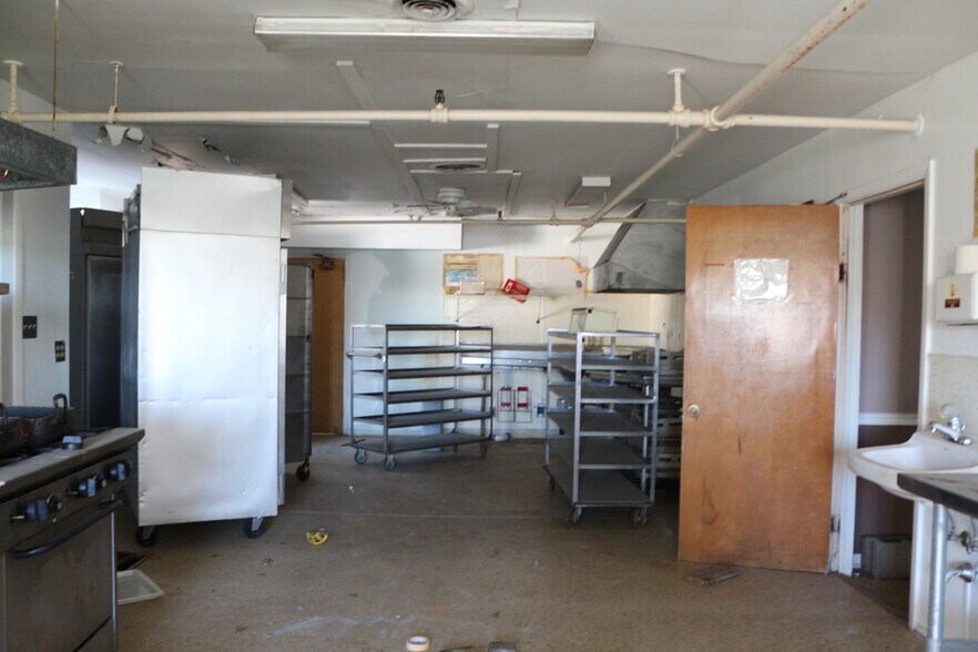 More Photos Of 1500 W Walnut St, Jacksonville Skilled Nursing Facility For Sale