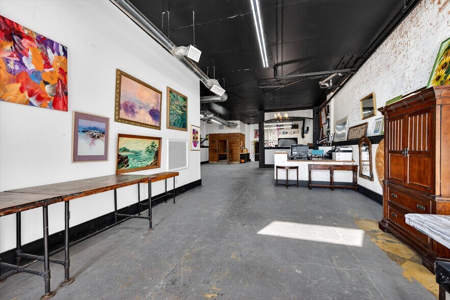 More Photos Of 205-207 E Houston St, Sherman Storefront Retail Residential For Sale