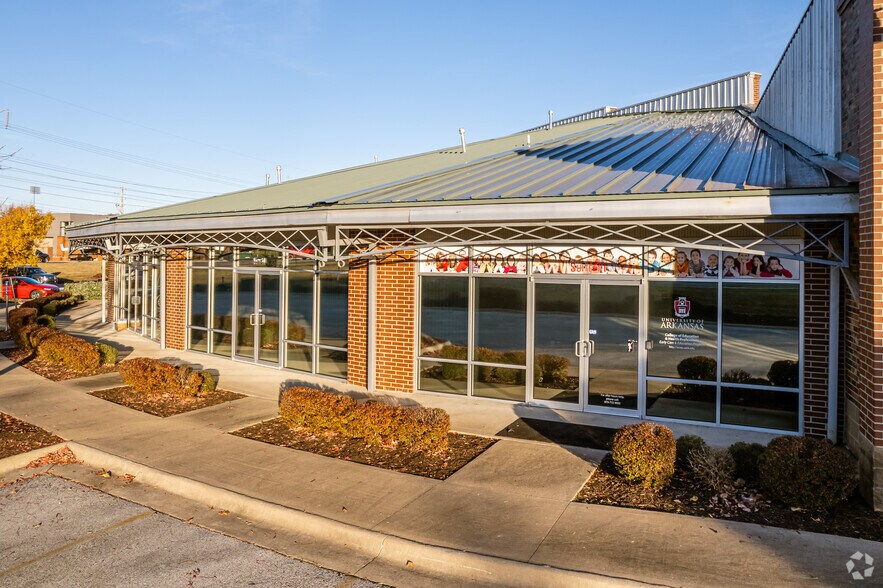 More Photos Of 1641 W 15th St, Fayetteville Freestanding For Lease