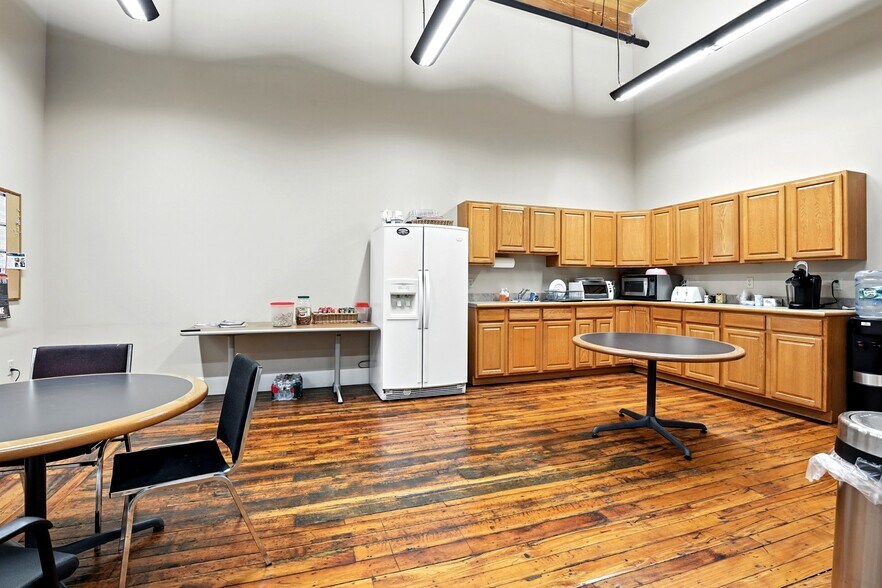 More Photos Of 670 N Commercial St, Manchester Apartments For Lease