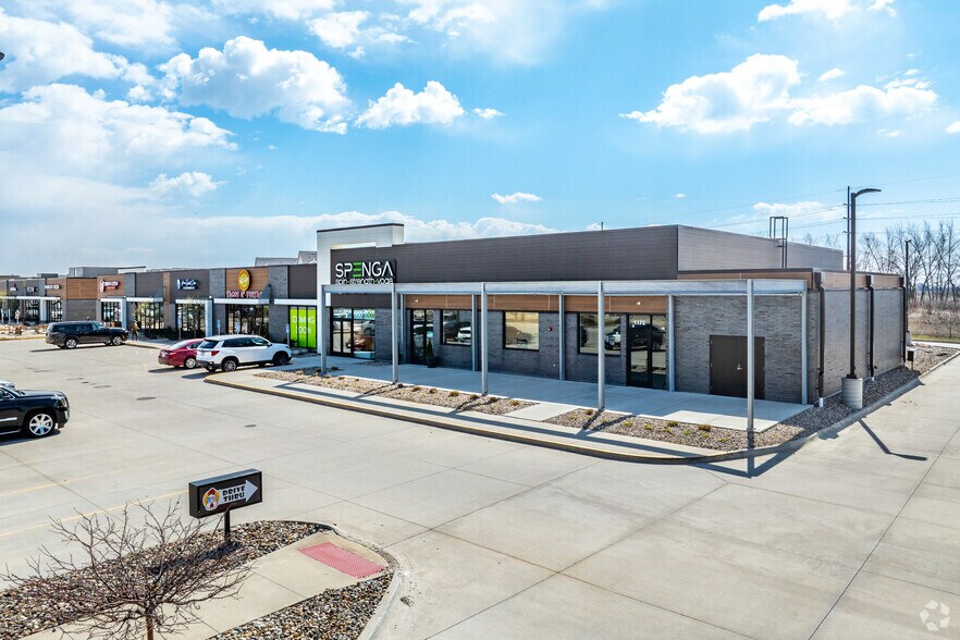 More Photos Of 1176-1196 SE University Ave, Waukee Freestanding For Lease