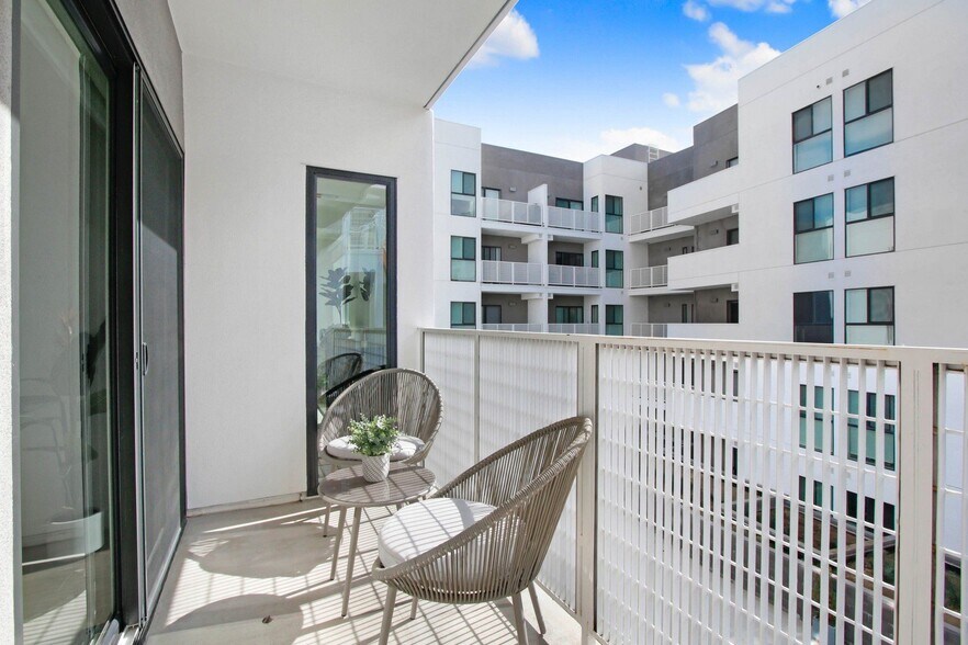 More Photos Of 6625 Reseda Blvd, Reseda Apartments For Lease