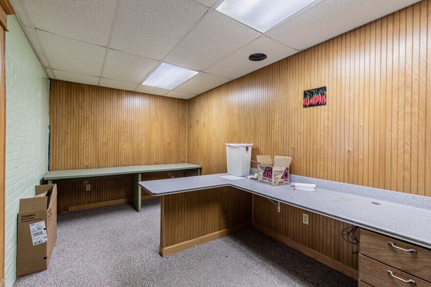 More Photos Of 825 N Pleasant St, Princeton Flex For Sale