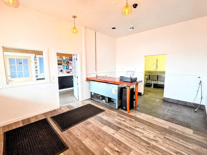 More Photos Of 10450 Lansing St, Mendocino Freestanding For Lease