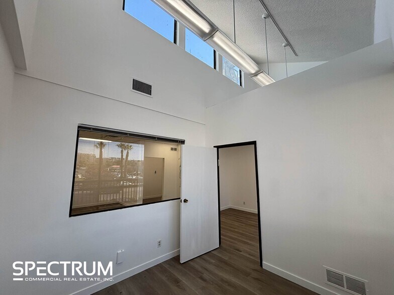 More Photos Of 21101-21163 Victory Blvd, Canoga Park Storefront Retail Office For Lease