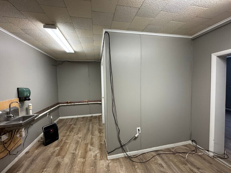 More Photos Of 815 Meridian St, Sault Sainte Marie Distribution For Sale