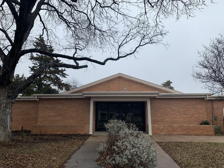 More Photos Of 116 N Clark St, Burleson Religious Facility For Sale