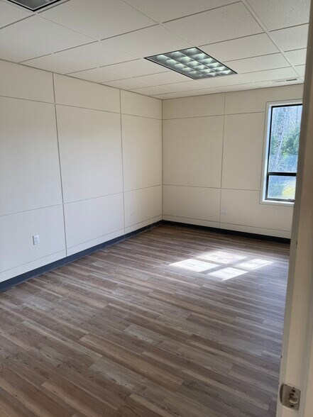 More Photos Of 1990 SE East Devils Lake Rd, Lincoln City Office For Lease