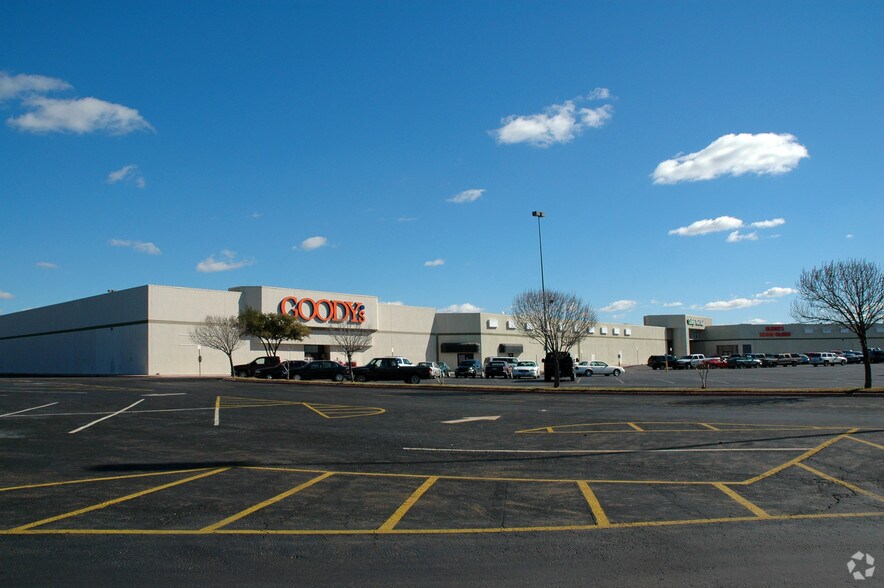 More Photos Of 3500 W 7th Ave, Corsicana Unknown For Lease