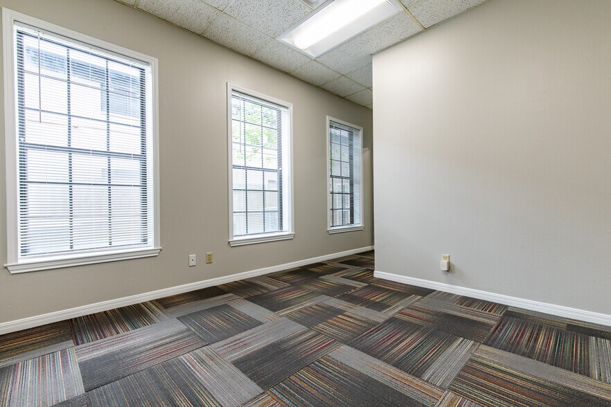 More Photos Of 1823 Fort View Rd, Austin Office For Sale