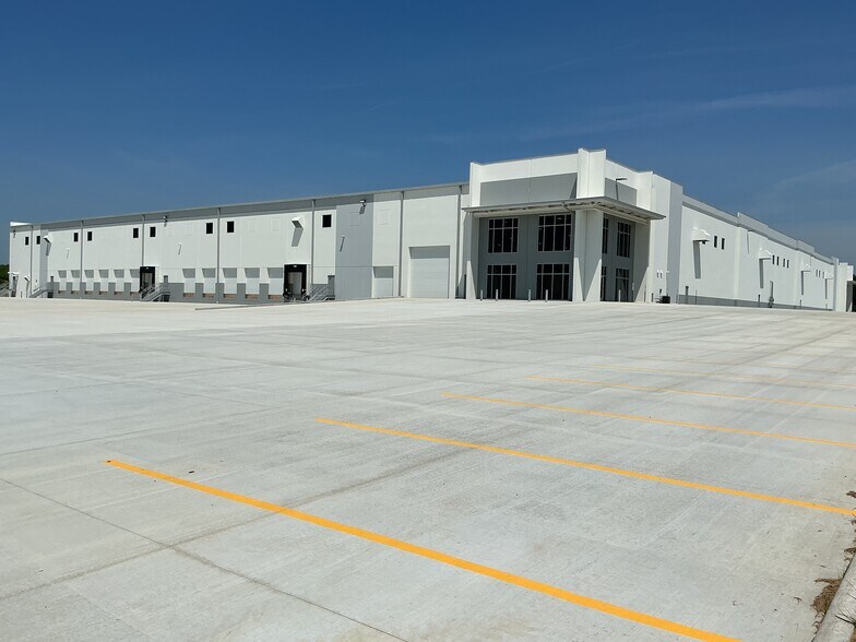 More Photos Of 1900 Airport West Rd, Mansfield Warehouse For Lease