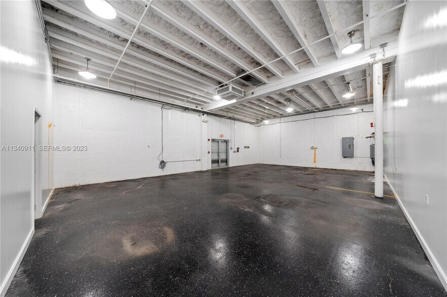 More Photos Of 2585 NW 21st Ter, Miami Warehouse For Lease
