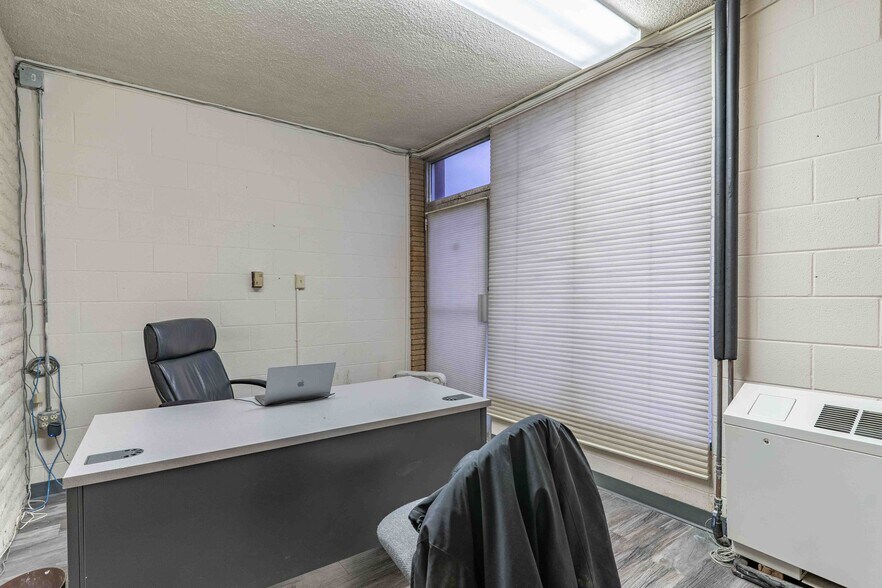 More Photos Of 120 S Commercial Ave, Farmington Office For Sale