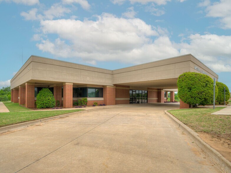 More Photos Of 15679 NE 23rd St, Choctaw Medical For Sale
