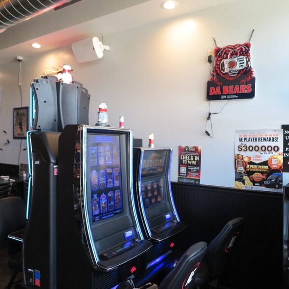 More Photos Of 139 E Walnut St, Oglesby Restaurant For Sale