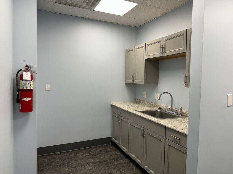 More Photos Of 9130 Otis Ave, Indianapolis Showroom For Sale