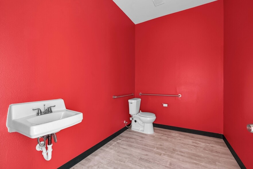 More Photos Of 16277 North Fwy, Houston Manufacturing For Sale