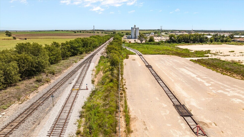 More Photos Of 14100 N Highway 171, Cresson Warehouse For Lease