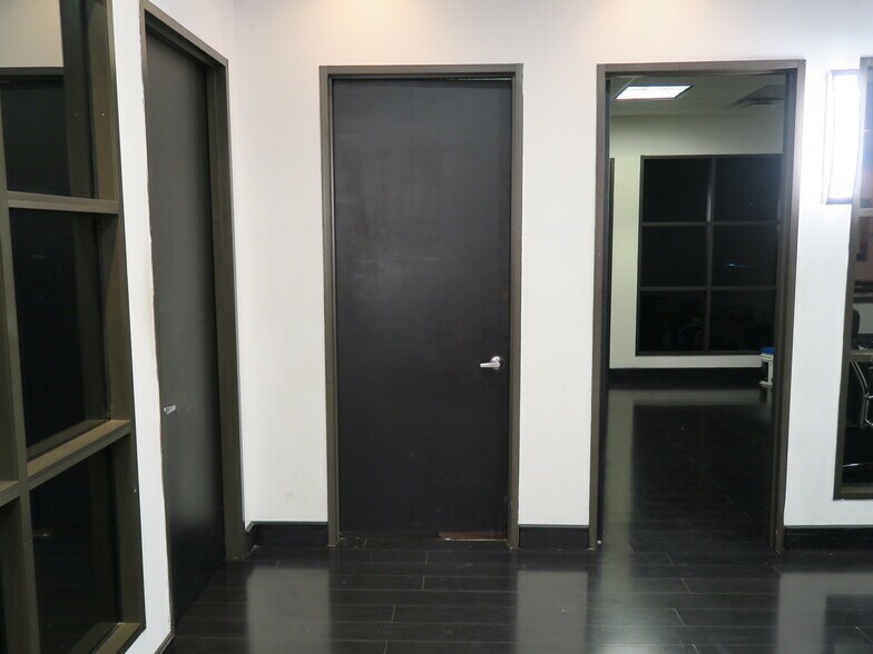 More Photos Of 5900 Schumacher Ln, Houston Auto Repair For Lease