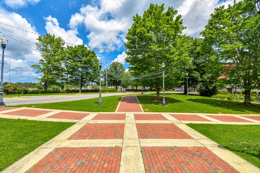 More Photos Of 82 Court Sq, Alexander City Flex For Sale