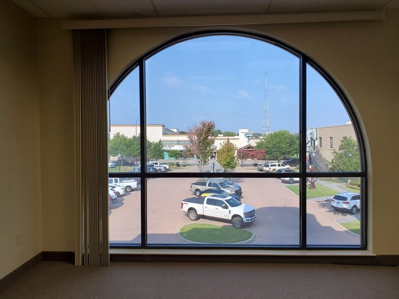 More Photos Of 200 N Mesquite St, Arlington General Retail For Lease