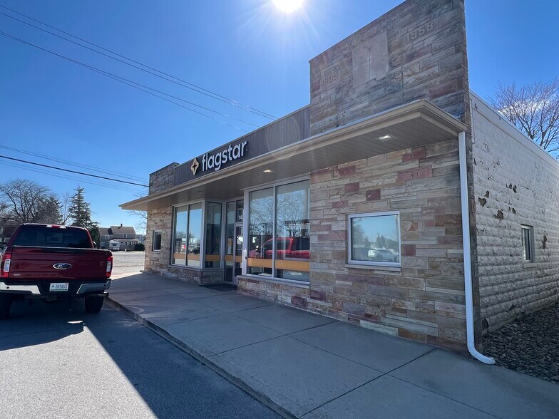 More Photos Of 14816 1st St, Hoagland Bank For Sale